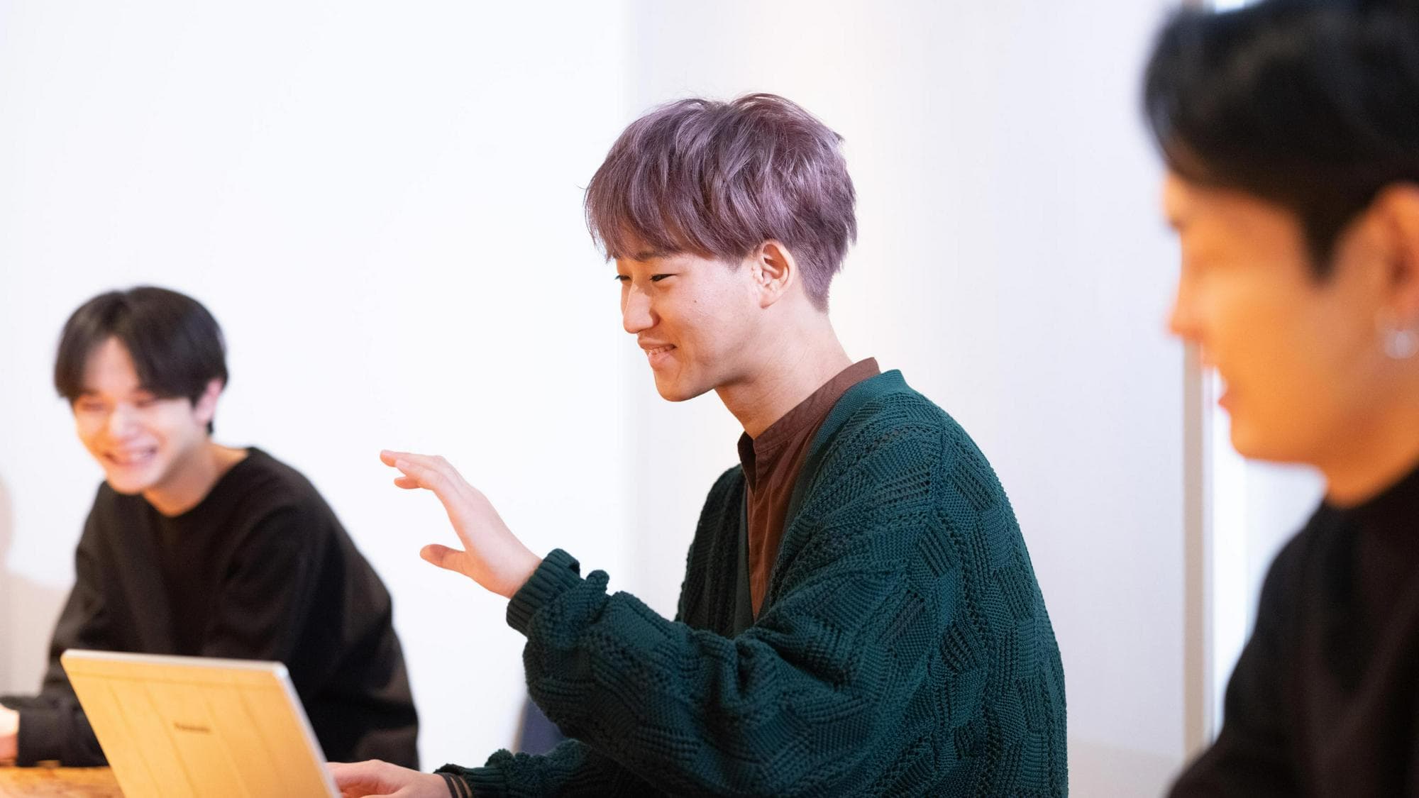 メンバー同士で議論しながら作業する様子